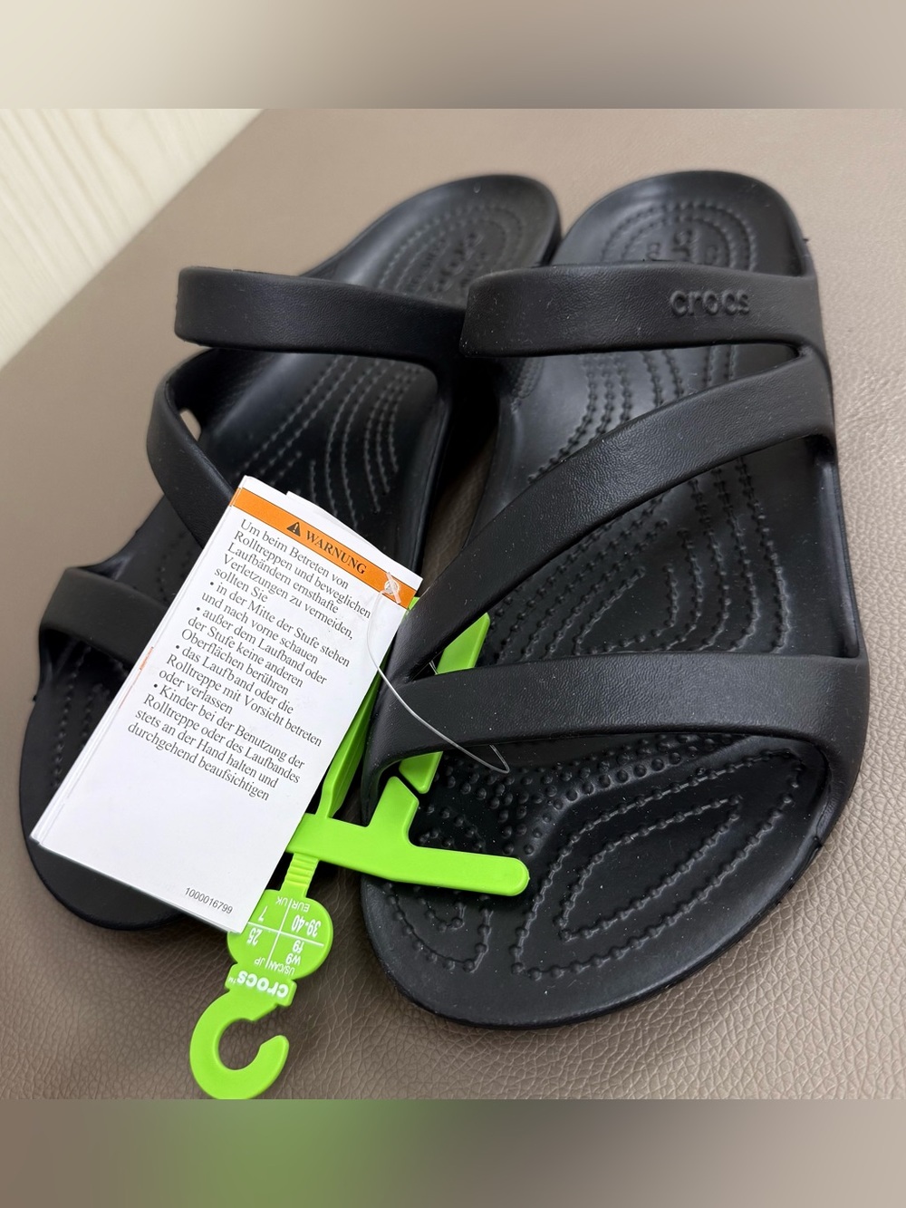 CROCS woman’s size 8 Black Cross-Strap Slide Sandals
